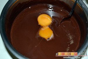 Mousse de chocolate, añadir al chocolate templado las yemas
