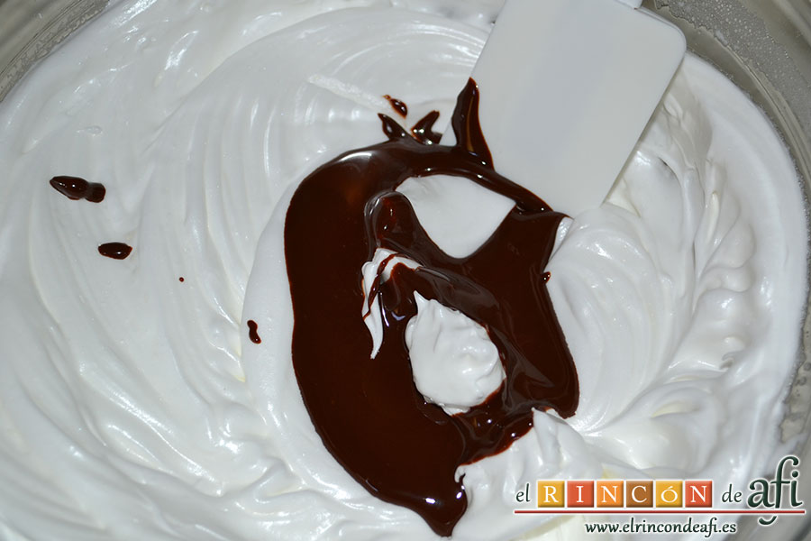 Mousse de chocolate, añadir el chocolate a las claras montadas
