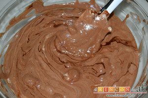 Mousse de chocolate, incorporar con una lengua