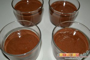Mousse de chocolate, servir en moldes individuales y refrigerar