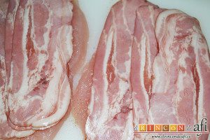 Pechuga de pavo rellena con bacon y mozzarella, cubrir con lonchas de bacon