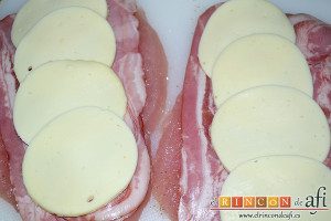 Pechuga de pavo rellena con bacon y mozzarella, cubrir con lonchas de mozzarella