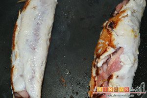 Pechuga de pavo rellena con bacon y mozzarella, cerrar con unos palillos y dorar en una sartén por los 4 lados