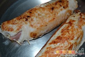 Pechuga de pavo rellena con bacon y mozzarella, colocarlas en una cacerola
