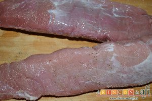 Solomillo de cerdo envuelto en bacon con arroz y setas, salpimentar los solomillos de cerdo
