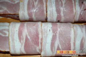 Solomillo de cerdo envuelto en bacon con arroz y setas, cubrirlos con las lonchas de bacon por todas partes