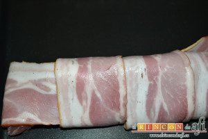 Solomillo de cerdo envuelto en bacon con arroz y setas, colocar los solomillos envueltos en bacon en una sartén sin aceite y cocinar por todos lados