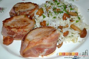 Solomillo de cerdo envuelto en bacon con arroz y setas, sugerencia de presentación