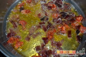 Sopa castellana, dorar el chorizo y el jamón