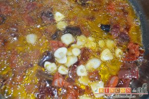 Sopa castellana, cuando empiece a soltar pimentón el chorizo, añadir los ajos