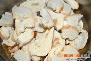 Sopa castellana, remover bien y añadir el pan troceado
