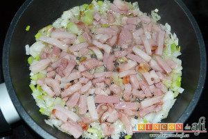 Tomates rellenos con bacon y queso brie, añadir el bacon cuando coja color