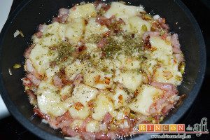 Tomates rellenos con bacon y queso brie, añadir una pizca de pimienta molida