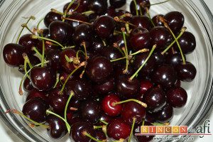 Tarta de queso con cerezas, lavamos las cerezas