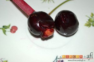 Tarta de queso con cerezas, despepitamos las cerezas