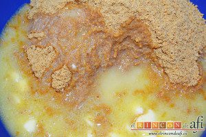 Tarta de queso con cerezas, trituramos la galleta y mezclamos con la mantequilla