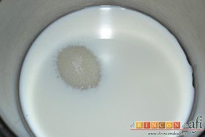 Tarta de queso con cerezas, mezclar la mitad de la leche con 5 cucharadas de azúcar