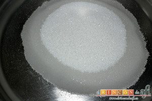 Tarta de queso con cerezas, mezclar agua con azúcar