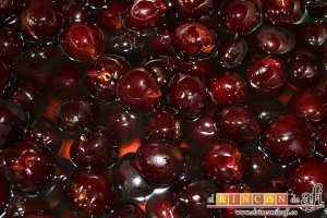 Tarta de queso con cerezas, añadir las cerezas