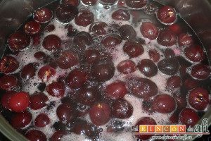 Tarta de queso con cerezas, dejar hervir unos 10 minutos