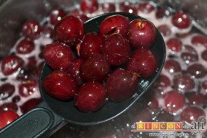 Tarta de queso con cerezas, retirar las cerezas con una espumadera
