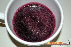 Tarta de queso con cerezas, reservar la gelatina con el sirope