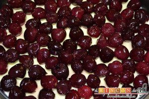Tarta de queso con cerezas, colocar las cerezas sobre el relleno cuajado