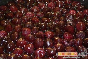 Tarta de queso con cerezas, vertemos el sirope sobre la tarta