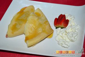 Crepes de fruta salteada con queso mascarpone