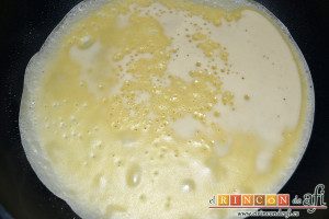 Crepes de fruta salteada con queso mascarpone, ir haciéndolas en sartén untada de mantequilla