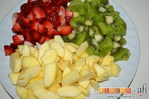 Crepes de fruta salteada con queso mascarpone, pelar y cortar las frutas