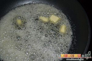 Crepes de fruta salteada con queso mascarpone, poner un poco de mantequilla a derretir en una sartén