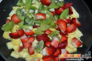 Crepes de fruta salteada con queso mascarpone, añadir las fresas y los kiwis