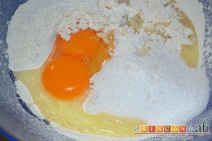 Huesos de San Expedito, añadimos los huevos, la yema, el azúcar y el Marie Brizard