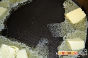 Croquetas de morcilla, derretir la mantequilla en una sartén