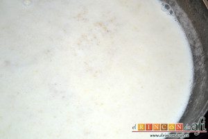 Croquetas de morcilla, añadir la leche bien caliente y de golpe, añadir las especias y batir