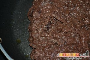 Croquetas de morcilla, remover bien con ayuda de un tenedor hasta que se despegue la masa de la sartén