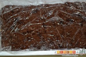 Croquetas de morcilla, poner la mezcla en un recipiente cubierto de film transparente