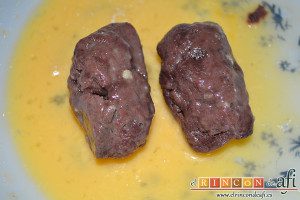 Croquetas de morcilla, montar las croquetas y pasarlas por huevo batido