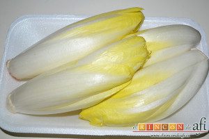 Endivias a la plancha con salsa Bagna Cauda, limpiar las endivias de las hojas inservibles