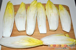 Endivias a la plancha con salsa Bagna Cauda, partirlas por la mitad