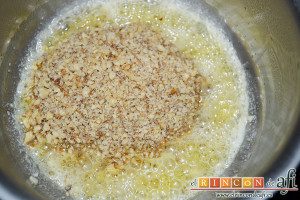 Endivias a la plancha con salsa Bagna Cauda, añadir las nueces