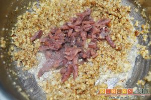 Endivias a la plancha con salsa Bagna Cauda, añadir las anchoas troceadas