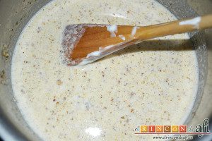Endivias a la plancha con salsa Bagna Cauda, remover bien y añadir la nata