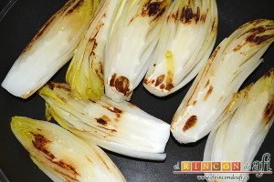 Endivias a la plancha con salsa Bagna Cauda, escurrir las endivias y hacer a la plancha con una gota de aceite