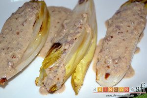 Endivias a la plancha con salsa Bagna Cauda, sugerencia de presentación