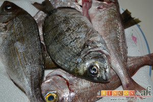 Pescado frito con mojo hervido, limpiar el pescado y dejarlo listo para freír