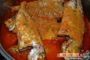Pescado frito con mojo hervido, ponerlos en un caldero, echar el mojo hervido por encima y dejar hervir 3-4 minutos