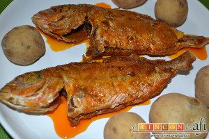 Pescado frito con mojo hervido, ponerlos en un caldero, sugerencia de presentación