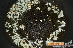 Salteado de champiñones y trigueros, picar 2 dientes de ajo y colocarlos en una sartén con un chorrito de aceite de oliva